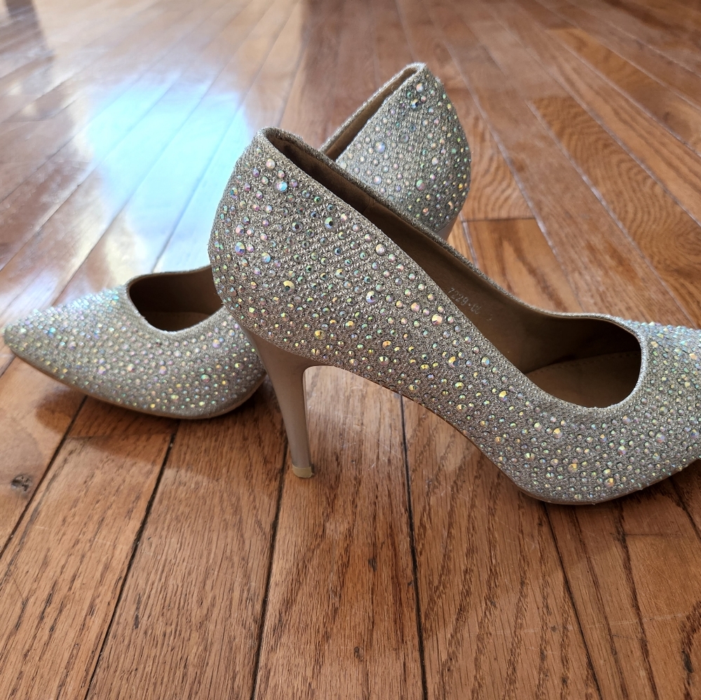 ⚪️👠 Glamorous Pointed Toe Pumps with Rhinestones 👠⚪️ - Picture 4 of 9
